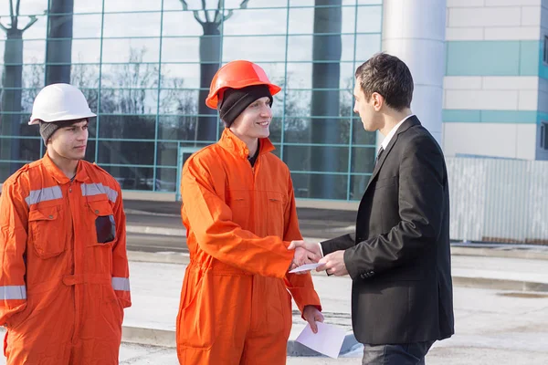 Jefe dando salario en un sobre . — Foto de Stock