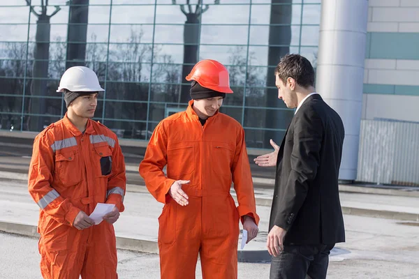 Jefe o jefe apretón de manos con los ingenieros trabajadores . — Foto de Stock