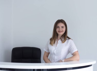  Diş veya tıbbi klinik gülümseyen, resepsiyonist