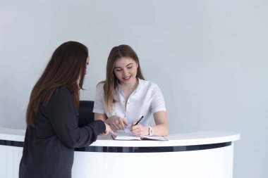 resepsiyonist ile hastanın tıbbi klinikte 