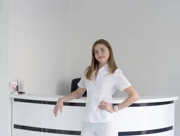 Güzel kadın resepsiyonist diş Kliniği