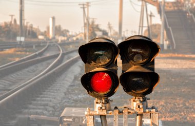 Trafik ışığı demiryolunda kırmızı ışık gösteriyor.