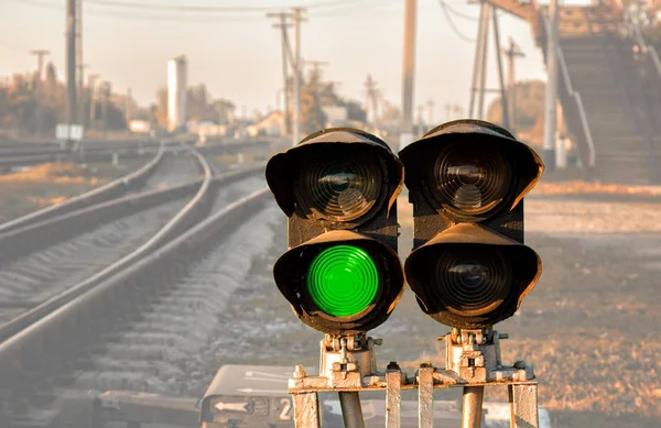 Trafikljuset visar grön signal på järnväg — Stockfoto