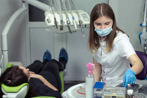 Dentysta w pracy, przygotowywanie instrumentów w klinice stomatologicznej — Zdjęcie stockowe