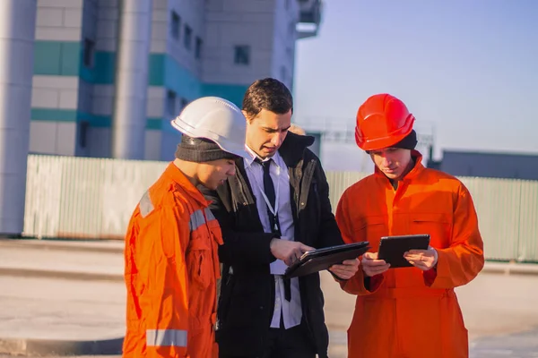 Baas of Chief gelast jonge team van jonge ingenieurs — Stockfoto