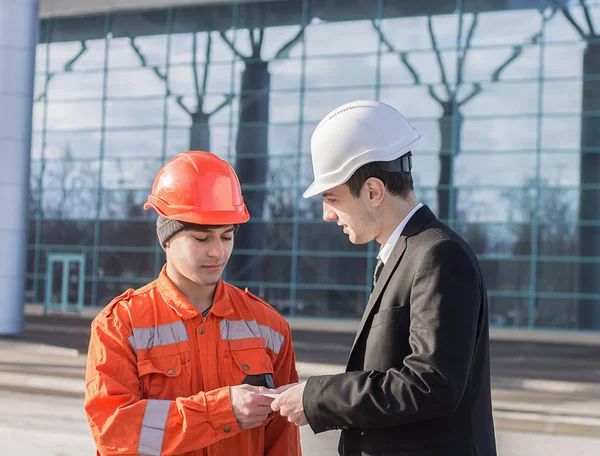 Capo o capo che dà lo stipendio in una busta al lavoratore — Foto Stock