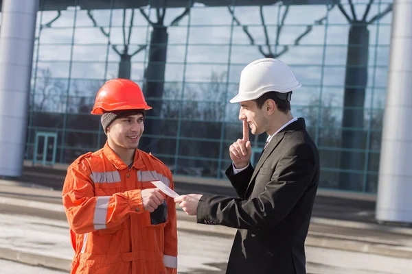 Jefe dando salario en un sobre y sonriendo. efectivo en mano — Foto de Stock