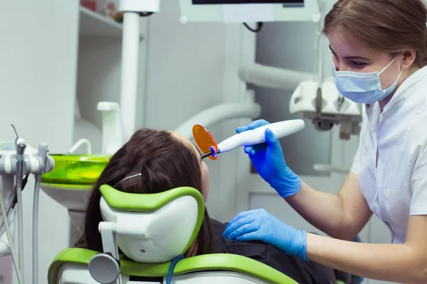 Paciente femenina en el dentista haciendo rellenos dentales — Foto de Stock