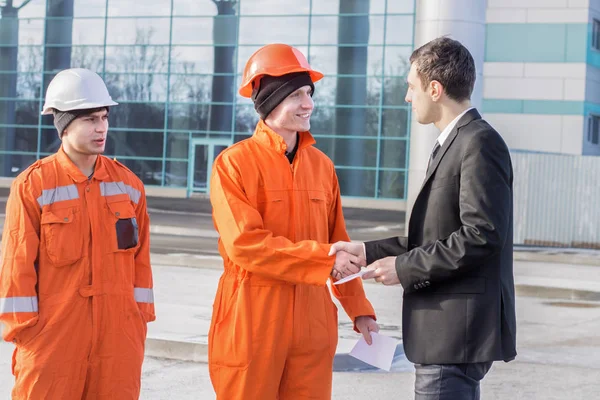 Baas geven salaris in een envelop. — Stockfoto