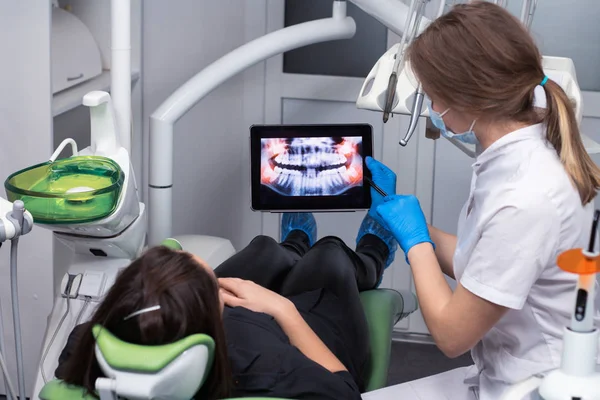 Doktor diş hekimi x-ray diş tablet üzerinde gösterilen