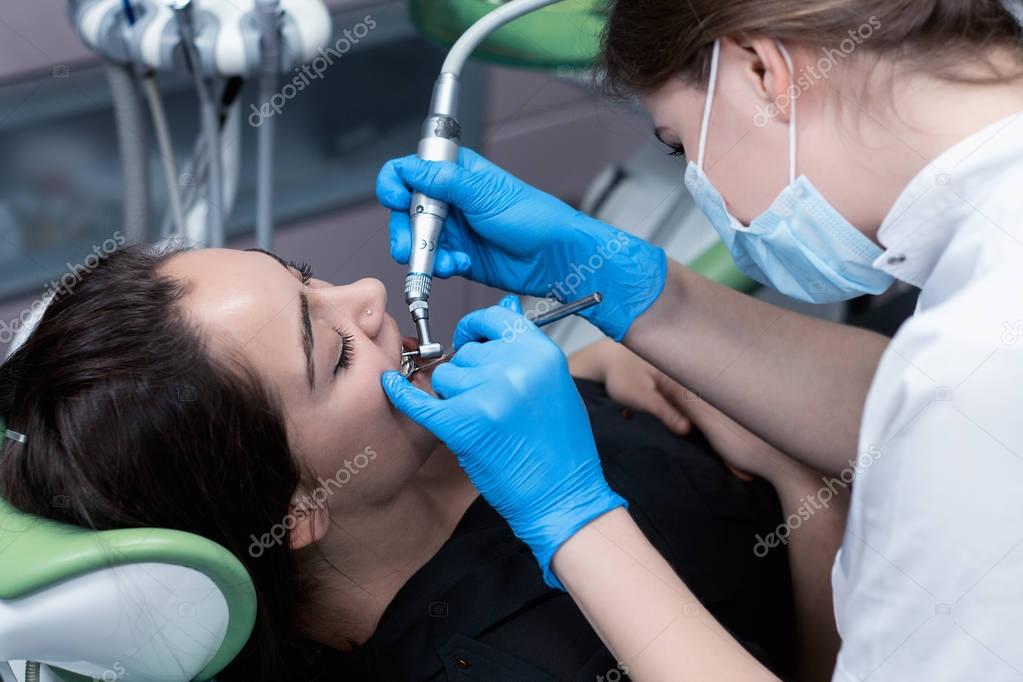 Patienten beim Zahnarzt den Zahn Bohren — Stockfoto © 143959803