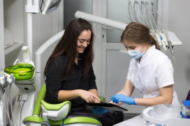  Doktor diş hekimi x-ray diş tablet üzerinde gösterilen