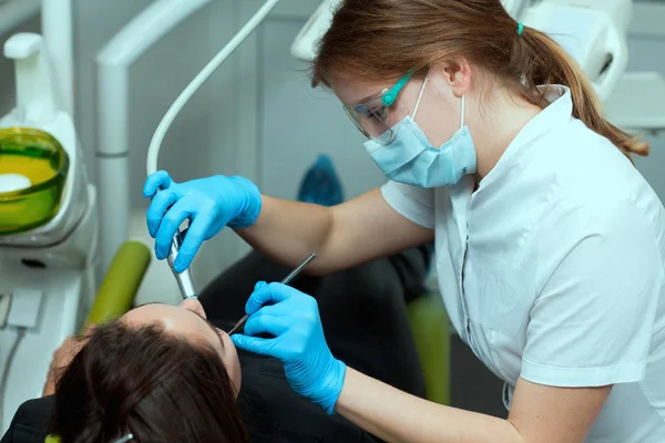 Patient at the dentist drill the tooth — Stock Photo, Image