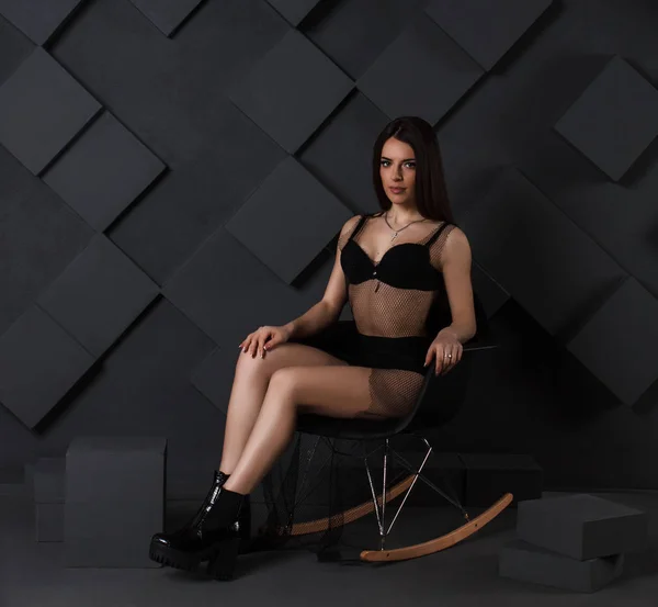 Sexy jeune femme en noir sous-vêtements assis — Photo