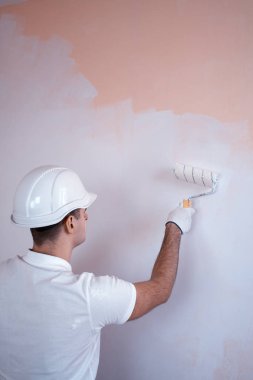 Boya silindiri tutan adam görünümünü kapat