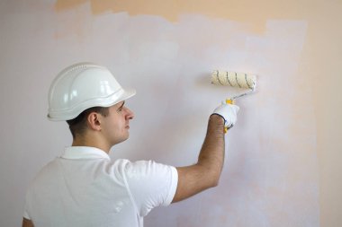 Boya silindiri tutan adam görünümünü kapat