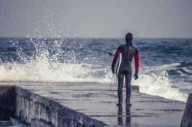 Sörfçü kış aylarında suya gider
