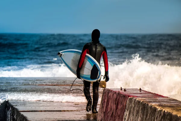 Surfer geht im Winter ins Wasser — Stockfoto