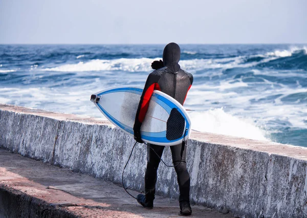 Surfer geht im Winter auf Pier ins Wasser — Stockfoto