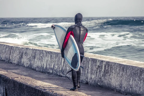 Surfer geht im Winter ins Wasser — Stockfoto