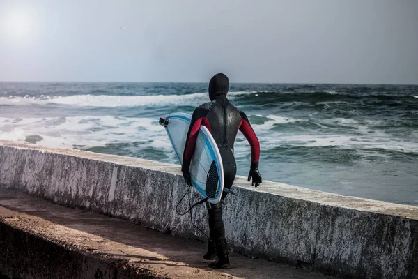Surfer läuft im Winter ins Wasser — Stockfoto