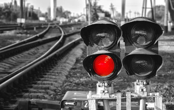 Svart och vit röd signal på järnvägen — Stockfoto