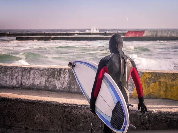 Surfer auf Seebrücke geht ins Wasser — Stockfoto