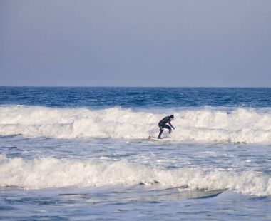 sörfçü dalgaları bir wetsuit giyen su sürmek.