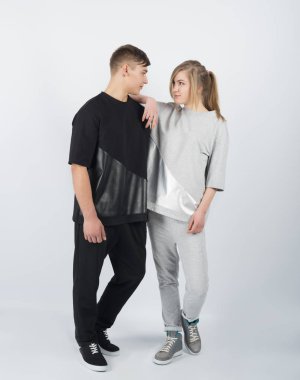 Güzel kız çocuğun omzuna eğilir