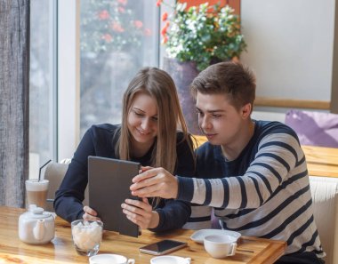 Tablet ile gülümseyen Çift