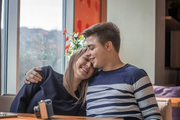 Pareja alegre citas en un café y sonriendo — Foto de Stock