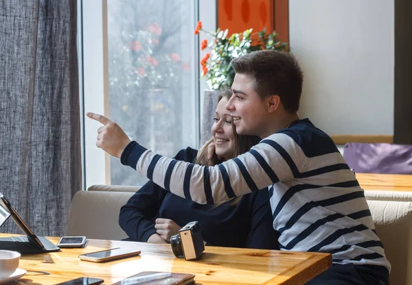 Para wesoły, uśmiechnięty z tabletem — Zdjęcie stockowe