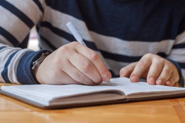 Not Defteri veya Not defteri yazma kalemi ile el