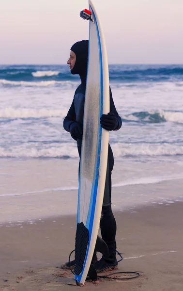 Surfbrett mit aufgesetzter Action-Kamera im Sand — Stockfoto