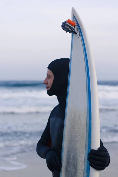 Nasssurfer mit Surfbrett im Sand — Stockfoto