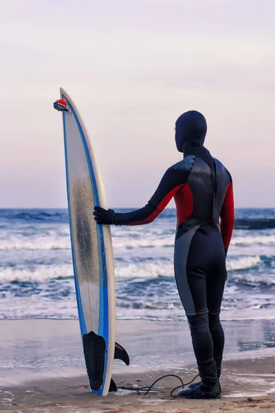 Surfer mit Surfbrett auf Sand stehend — Stockfoto