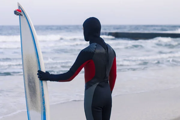 Surfer mit Surfbrett stehend — Stockfoto