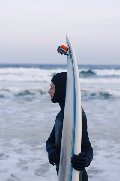 Nasssurfer mit Surfbrett nach der Fahrt — Stockfoto