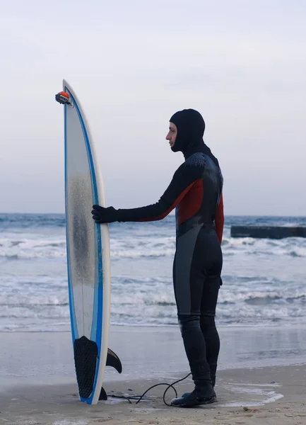 Surfer mit Surfbrett im Neoprenanzug — Stockfoto