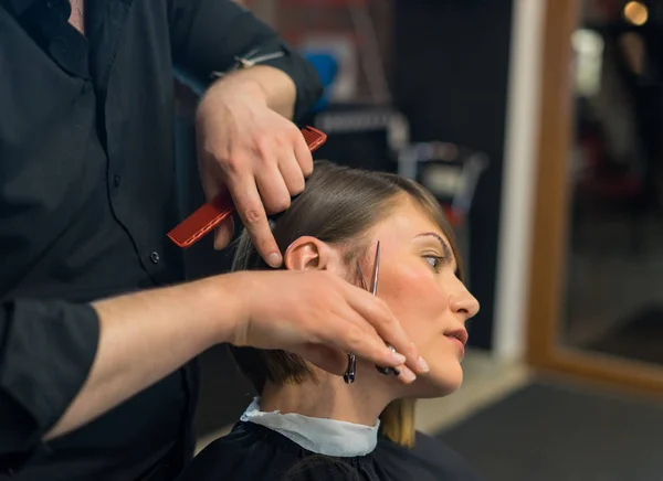 Чоловічий перукар робить стрижку для красивої жінки — стокове фото