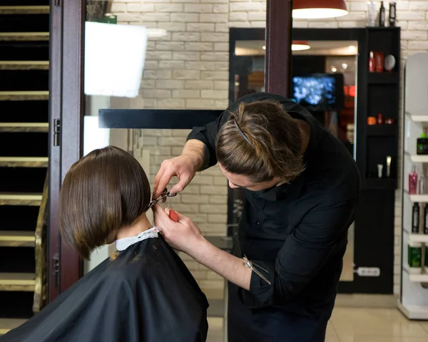 Чоловічий перукар робить стрижку для красивої жінки — стокове фото