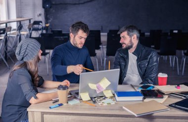 Ofiste toplantı genç akıllı takım