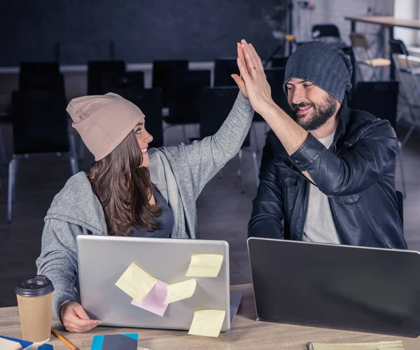 Uśmiechający się studentów hipster, dając piątkę — Zdjęcie stockowe