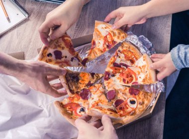 Pizza alarak el Üstten Görünüm