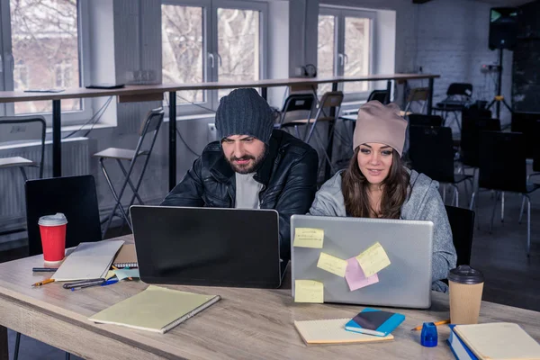 Studentów studiujących wraz z laptopów w sali wykładowej — Zdjęcie stockowe