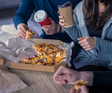 Pizza alarak el Üstten Görünüm