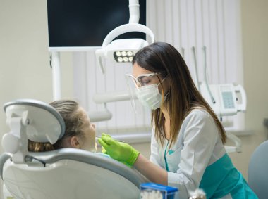 Küçük kız hasta kontrol kadın diş hekimi