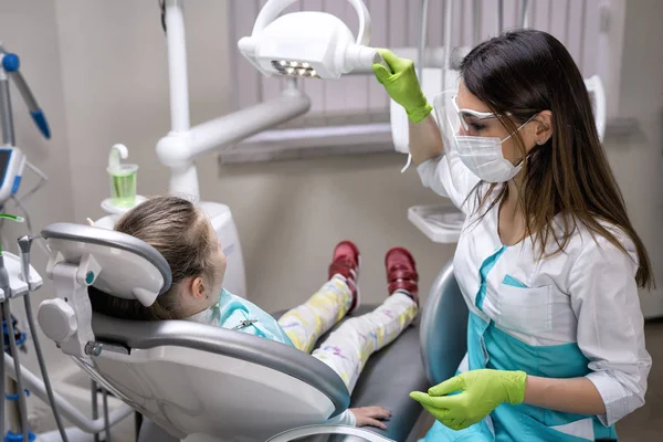 Dentist woman preparing  little girl patient — Stock Photo, Image