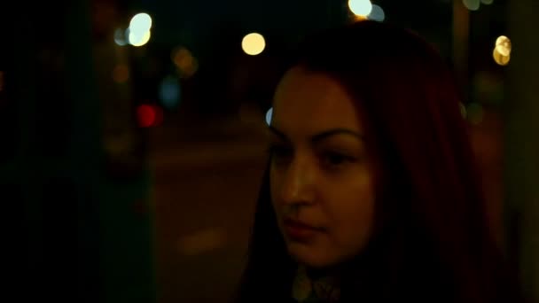 Traurig müde nachdenkliches Mädchen wartet auf der Straße — Stockvideo
