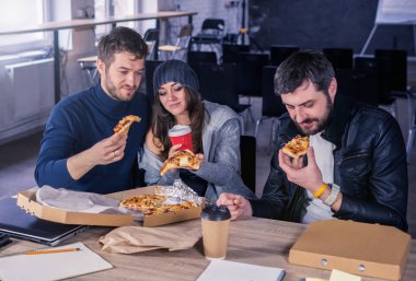 Pizza yeme ve içme ofiste iş takım